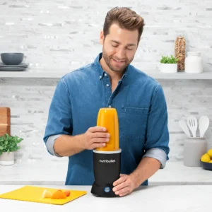 nutribullet® Pro+ 1200W color negro mate - Cocina con modelo estilo lifestyle