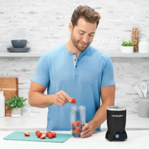 nutribullet® Pro+ 1200W color negro mate - Cocina con modelo mostrando accesorios