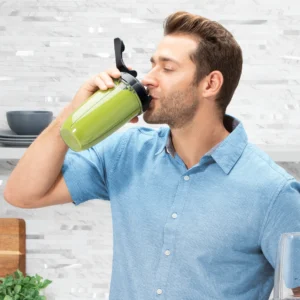 nutribullet® Pro+ 1200W color negro mate - Modelo disfrutando un smoothie
