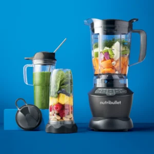 nutribullet® Blender Combo en negro con accesorios en fondo azul