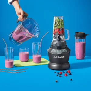 nutribullet® Blender Combo en negro con accesorios sobre fondo azul