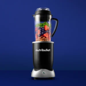 Nutribullet® RX en color negro con alimentos en su interior sobre fondo azul