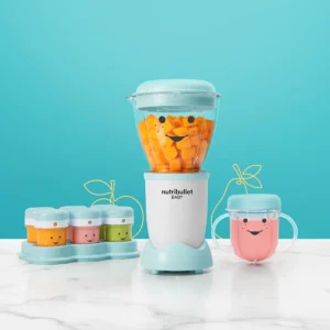 nutribullet® Baby en color blanco y azul claro con alimentos en su interior y sus accesorios sobre fondo azul