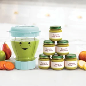Imagen lifestyle del vaso de la nutribullet® Baby con envases de comida para bebé