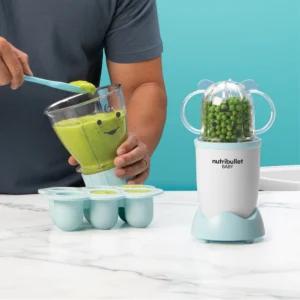 Modelo guardando una mezcla de verduras en la bandeja con tapa para congelar de la nutribullet® Baby