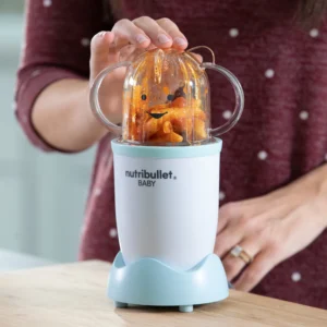 Modelo realizando una mezcla con la nutribullet® Baby