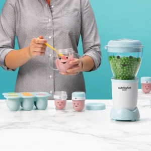nutribullet® Baby en una escena lifestyle guardando en el vaso chico con tapa una mezcla para bebé