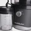Detalle de la base del extractor de jugos nutribullet® Juicer 800W y jarra sobre fondo blanco