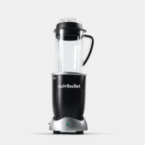 Nutribullet® RX en color negro sobre fondo gris claro
