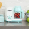 nutribullet® Baby Steam & Blend en una encimera de cocina con frutas en el interior del tazón listas para mezclar