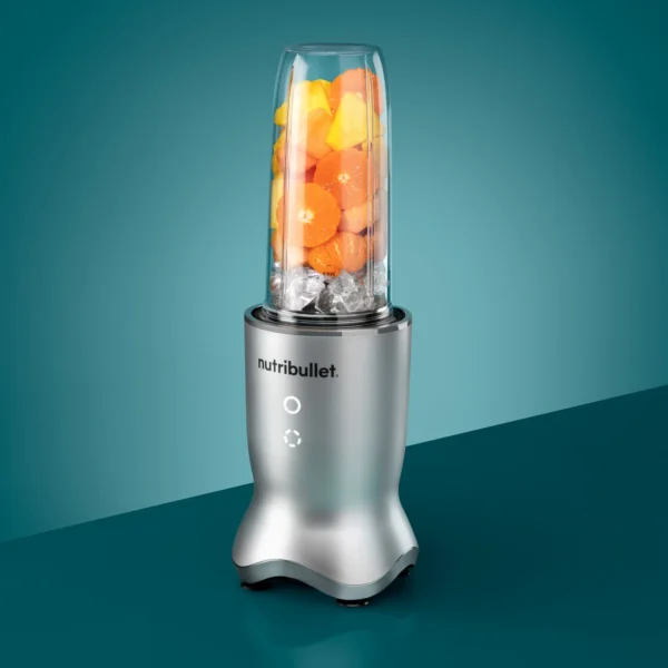 nutribullet® Ultra en color Silver sobre fondo verde aqua oscuro, con luz gradiente, ángulo de 45 grados, mostrando contenido en su vaso