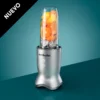 Nueva nutribullet® Ultra en color Silver sobre fondo verde aqua oscuro, con luz gradiente, ángulo de 45 grados, mostrando contenido en su vaso