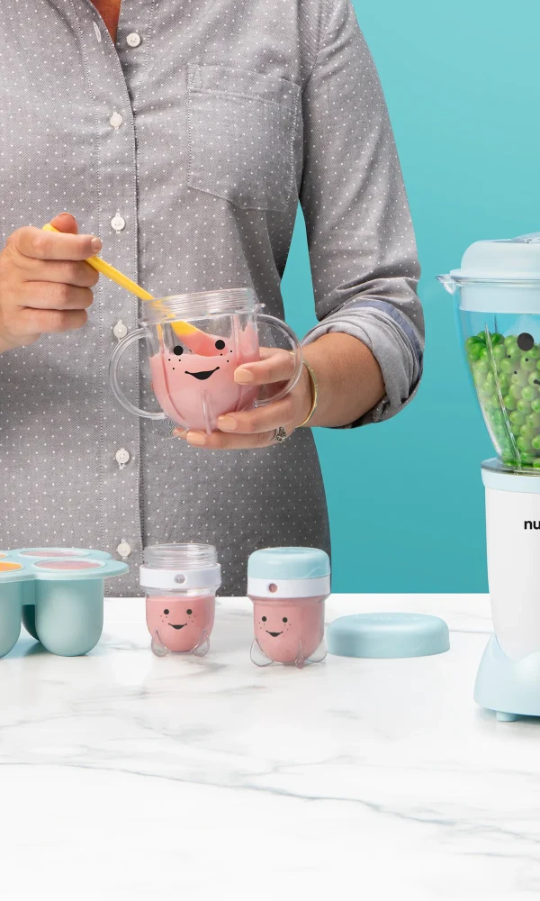 Alimentos para bebés listos en minutos nutribullet® Baby en una escena lifestyle guardando en el vaso chico con tapa una mezcla para bebé