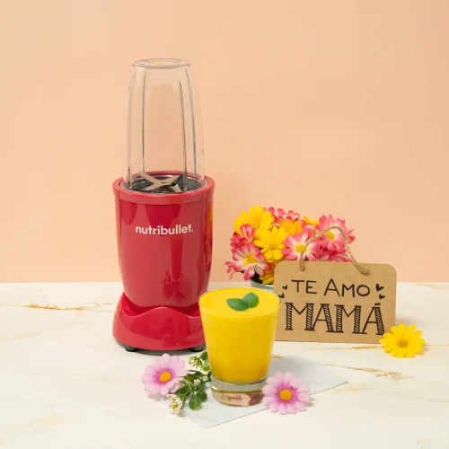 Smoothie Sunshine para mamá, una nutribullet® 600W Rubí de la Colección Glossy junto con flores, un letrero que dice ‘Te amo, Mamá’ y un vaso del smoothie