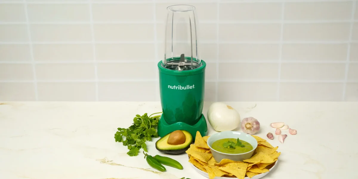 Salsa Verde, una nutribullet® 600W Esmeralda de la Colección Glossy, ingredientes en la mesa y un tazón lleno de salsa