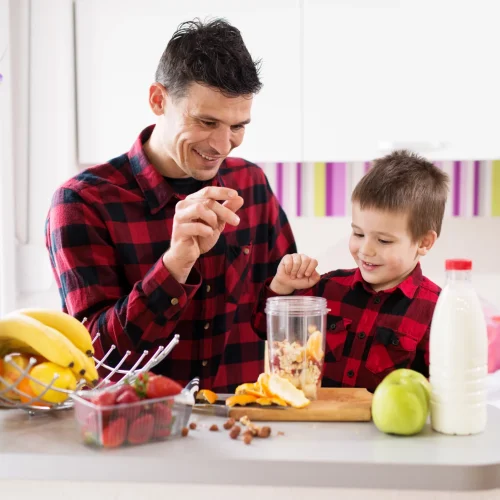 amantes-padre-e-hijo-misma-camisa-estan-haciendo-batido-mostrador-cocina-lleno-frutas (1)