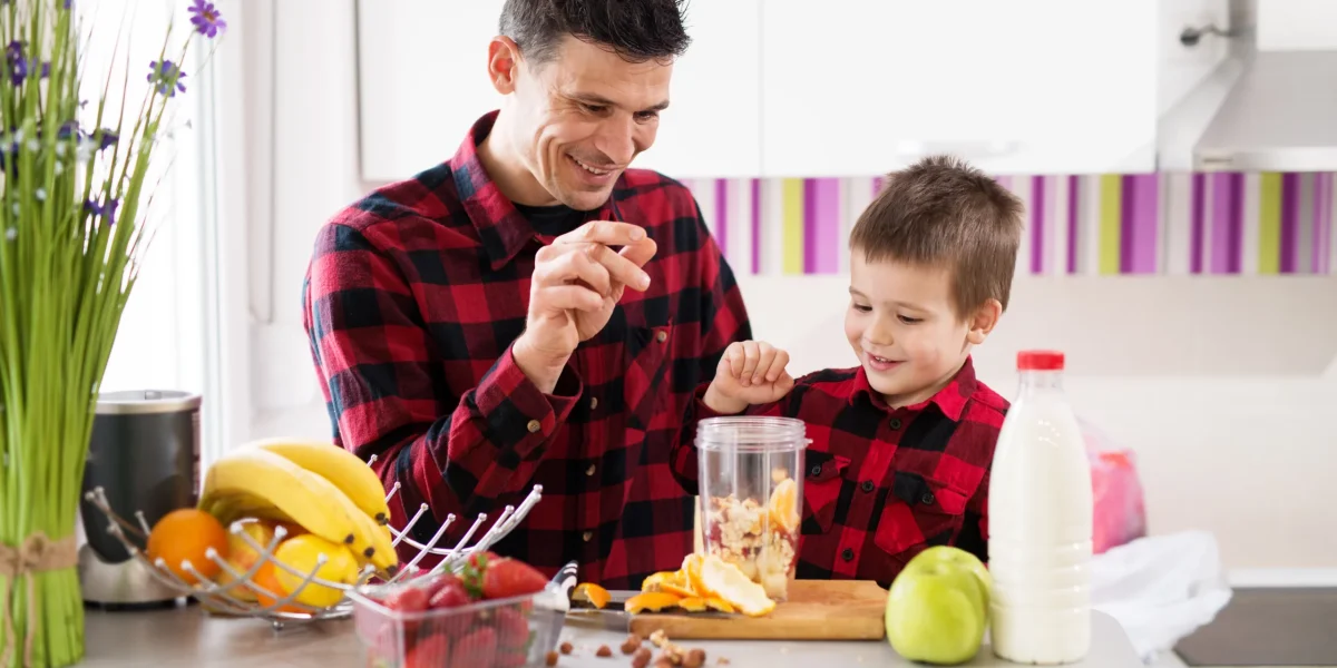 amantes-padre-e-hijo-misma-camisa-estan-haciendo-batido-mostrador-cocina-lleno-frutas (1)