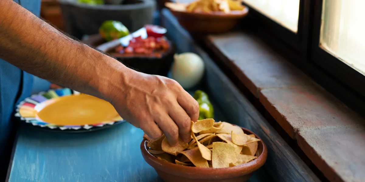 hombre-preparando-comida-deliciosa-vista-lateral