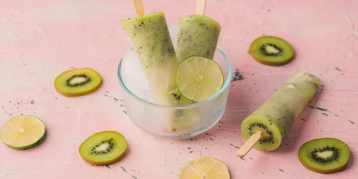 Banner de receta: Paletas de kiwi y lima | Realizado con licuadoras de nutribullet® | Tienda en línea de nutribullet® México