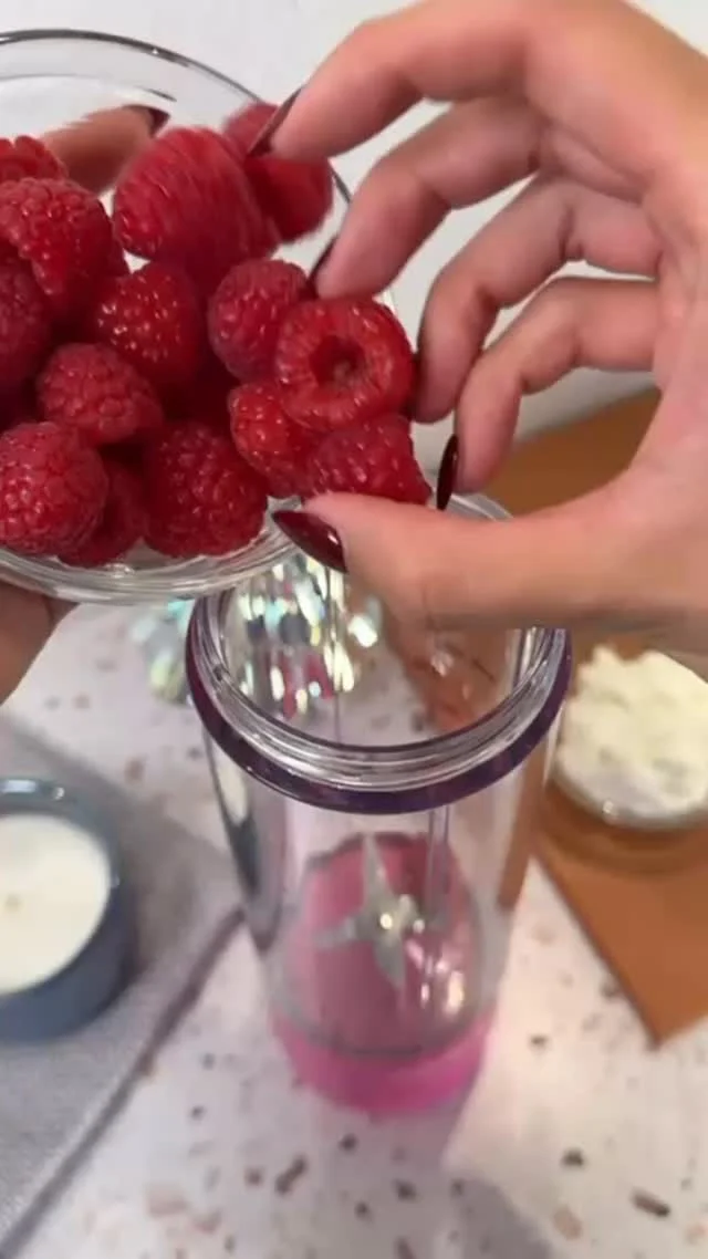 ✨ Dale color a tu rutina con nutribullet®️ portable ✨ Haz este smoothie de frambuesa y disfruta de su practicidad en cualquiera de sus tonos: negro, blanco, azul, morado o magenta 💜💙🖤🤍💖

Receta:
1 taza de frambuesas congeladas
1 taza de leche de almendra sin azúcar
1/2 taza de queso cottage
1 cda. de mantequilla de almendra sin sal
1 cda. de miel