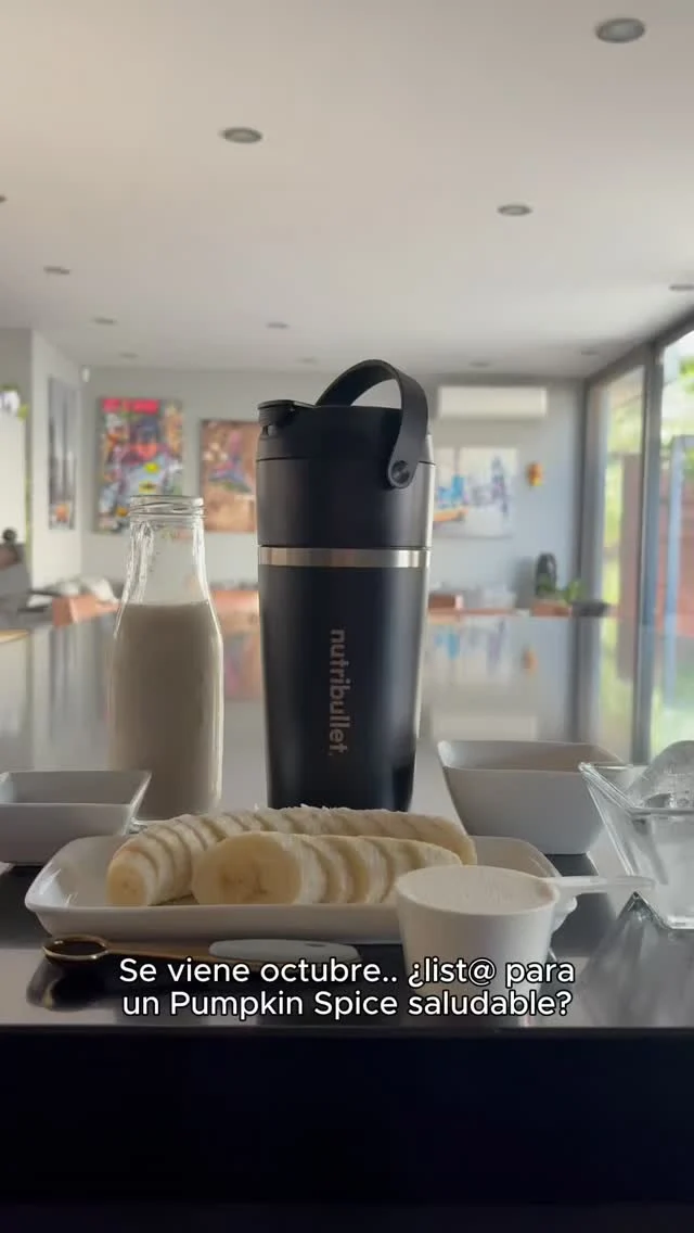 🎃 El smoothie que necesitas para entrar en mood otoñal (sin culpa): Pumpkin Spice Smoothie Proteico.⁣
⁣
👉 Solo necesitas leche de almendra, plátano congelado, puré de calabaza, proteína de vainilla y un toque de canela.⁣
Listo en segundos con tu nutribullet Flip, que además mantiene tu smoothie fresco hasta 24 horas ❄️.⁣
