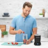 nutribullet® Pro+ 1200W color negro mate - Cocina con modelo mostrando accesorios