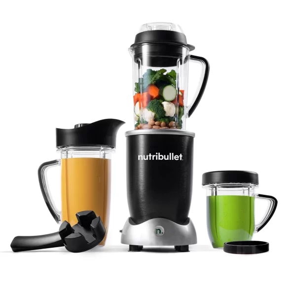 Nutribullet® RX en color negro con alimentos y accesorios sobre fondo blanco