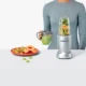 Modelo haciendo un Smoothie con nutribullet® 600W Silver
