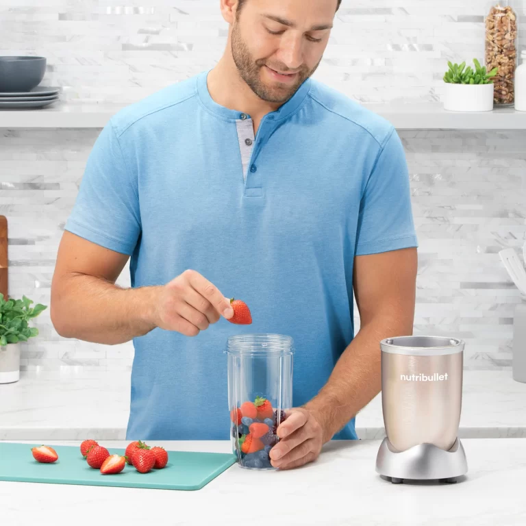 nutribullet® Pro 900W Champaña - Cocina con Modelo Hombre