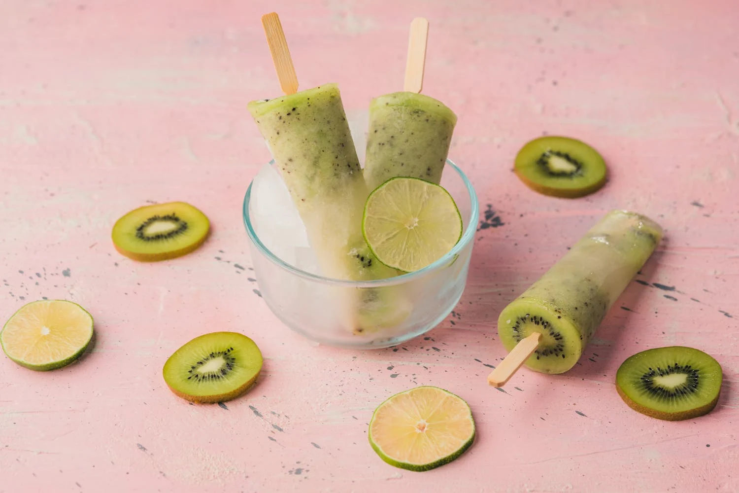 Banner de receta: Paletas de kiwi y lima | Realizado con licuadoras de nutribullet® | Tienda en línea de nutribullet® México