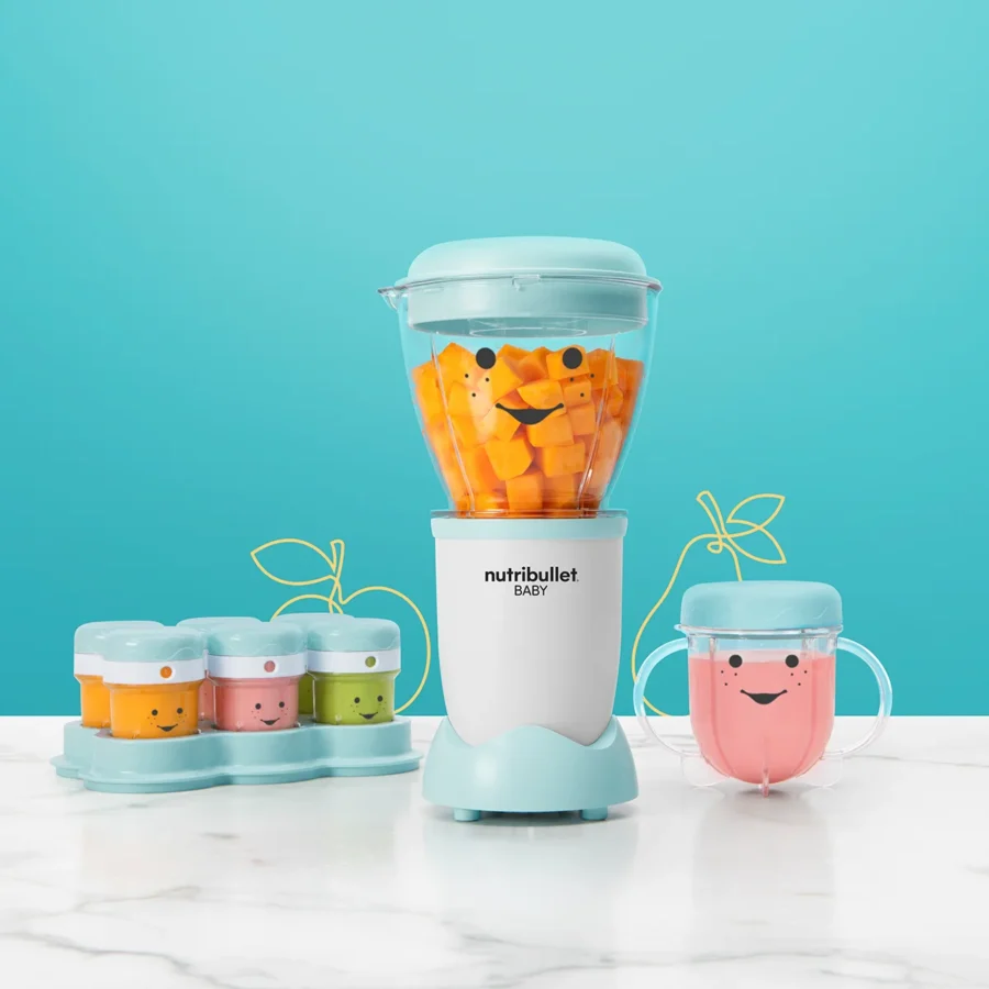 nutribullet® Baby en color blanco y azul claro con alimentos en su interior y sus accesorios sobre fondo azul