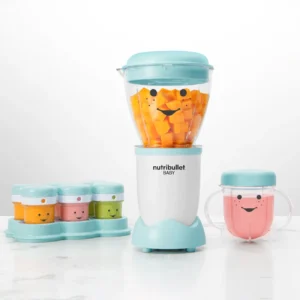 nutribullet® Baby en color blanco y azul claro con alimentos en su interior y sus accesorios sobre fondo blanco