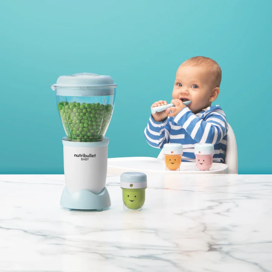 Bebé comiendo junto a la nutribullet® Baby