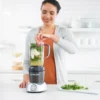 nutribullet® Select 2.0 color gris - Modelo mezclando verduras en cocina