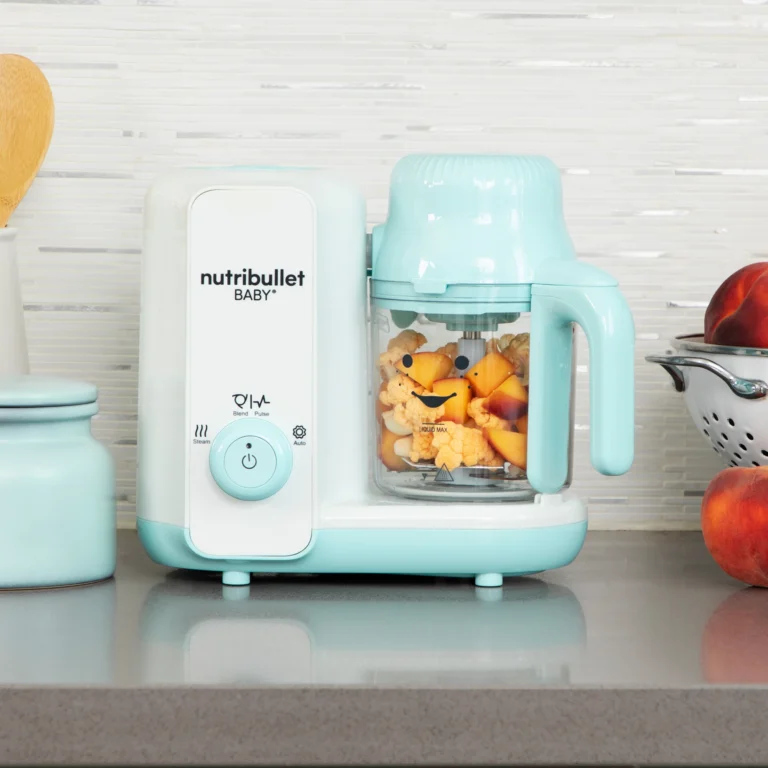 nutribullet® Baby Steam & Blend en una encimera de cocina con una combinación de verduras y frutas en el interior del tazón listas para mezclar