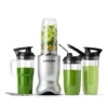 nutribullet® Ultra en color silver con ingredientes en preparación en el interior del vaso, acompañado de tres vasos extras con smoothies en el interior: vaso con agarradera de 700 ml con tapa To-Go, vaso de 900 ml con tapa To-Go, y vaso de 500 ml con tapa To-Go, todos de Tritan Renew, sobre fondo blanco