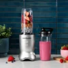 nutribullet® Ultra en color silver en la cocina con ingredientes frescos en el vaso y un vaso adicional con smoothie