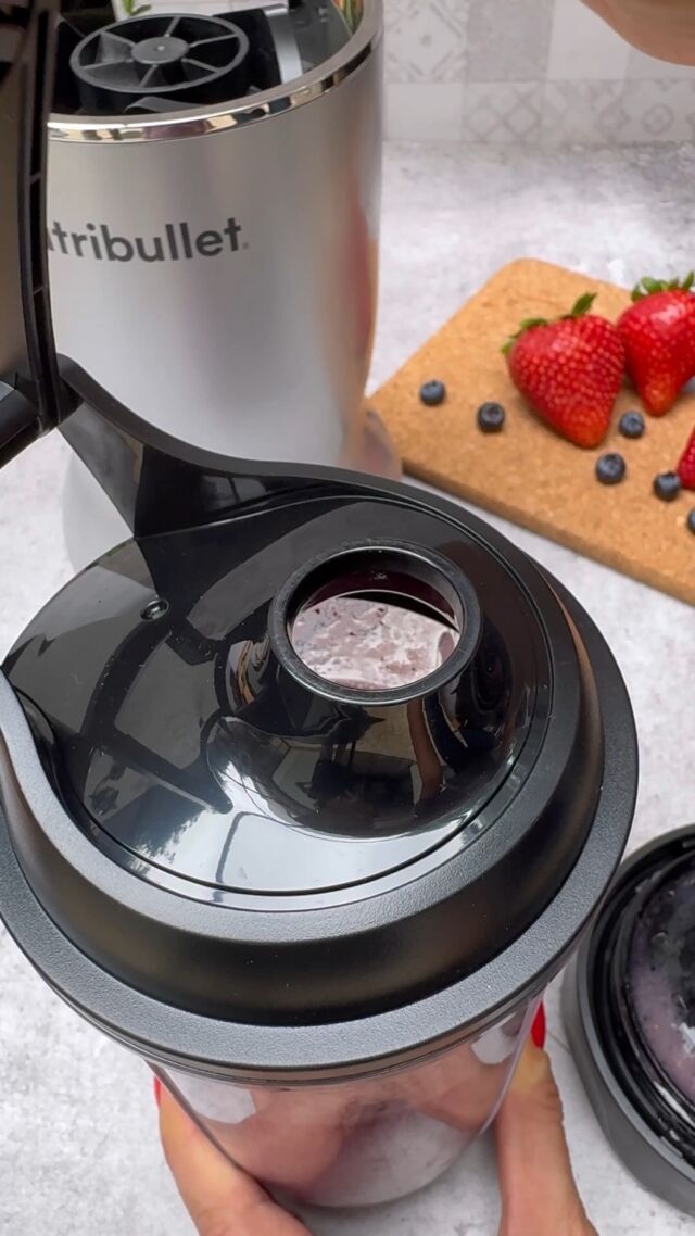 Disfrutar cada ingrediente es Ultra delicioso y fácil de llevar a todas tus actividades.
 
Prueba tu proteína con frutos rojos, plátano y leche de soya.🍓🫐🥛
Haz tus batidos con Nutribullet Ultra, automático y elegante.